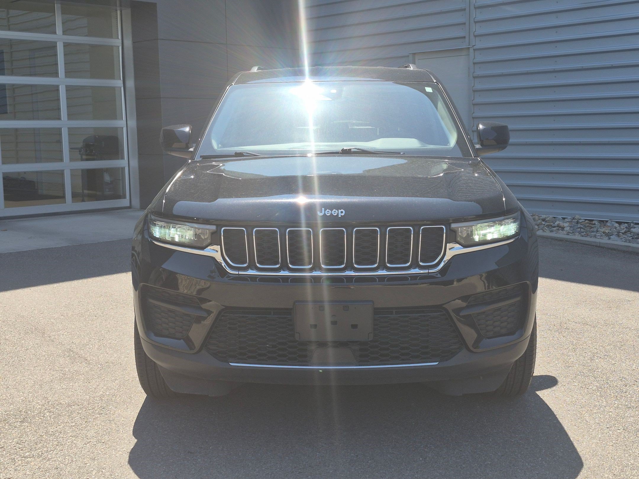 Used 2022 Jeep Grand Cherokee Laredo w/ Luxury Tech Group I AWD/4WD image 9