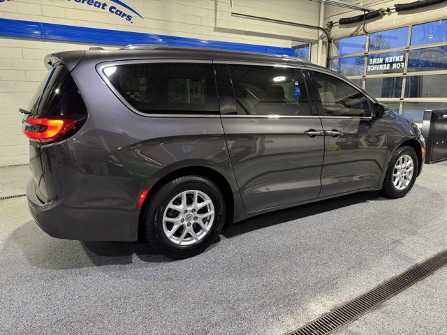 Used 2021 Chrysler Pacifica Touring-L image 11