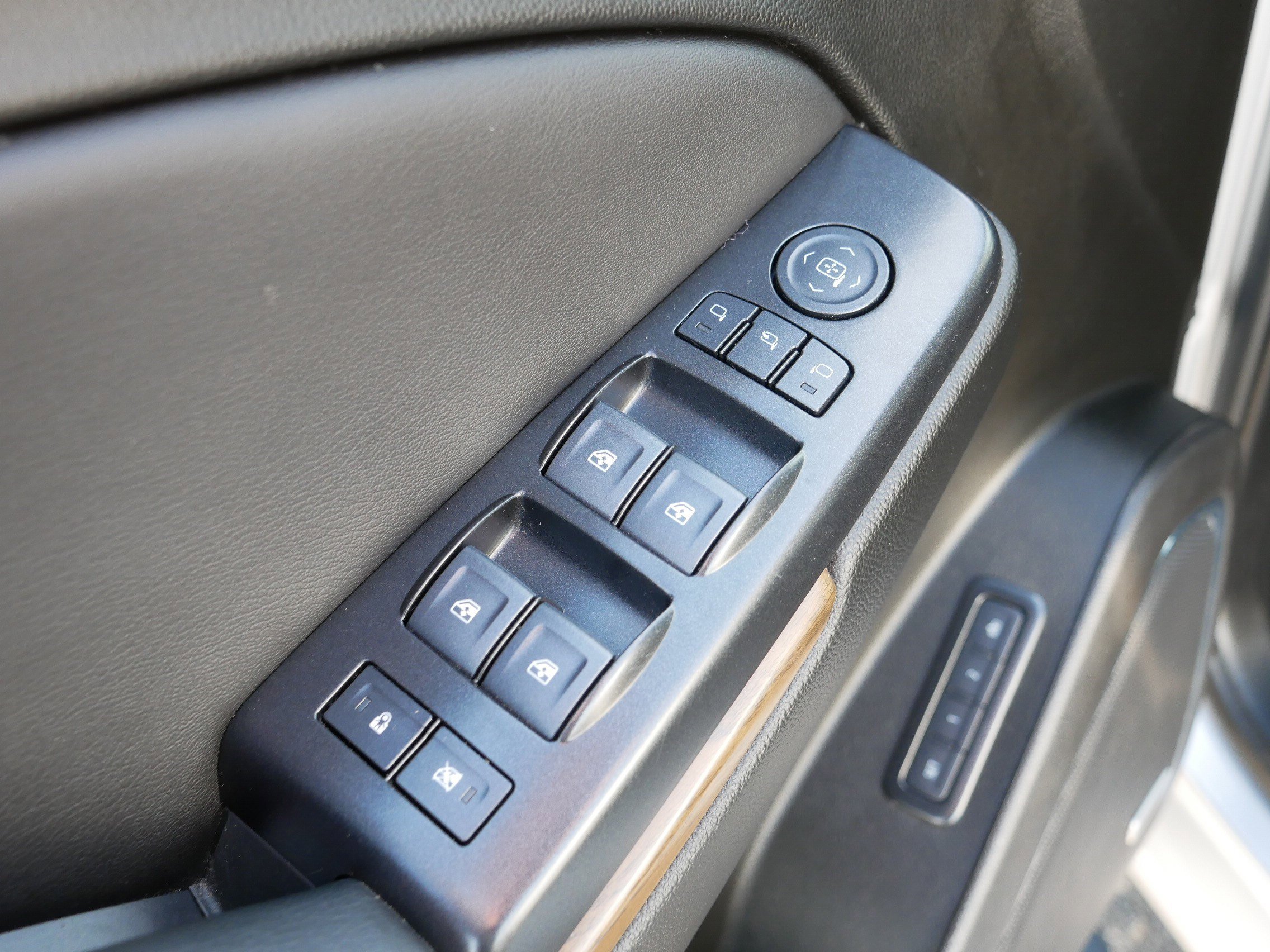 Used 2020 GMC Yukon Denali w/ Denali Premium Package image 19