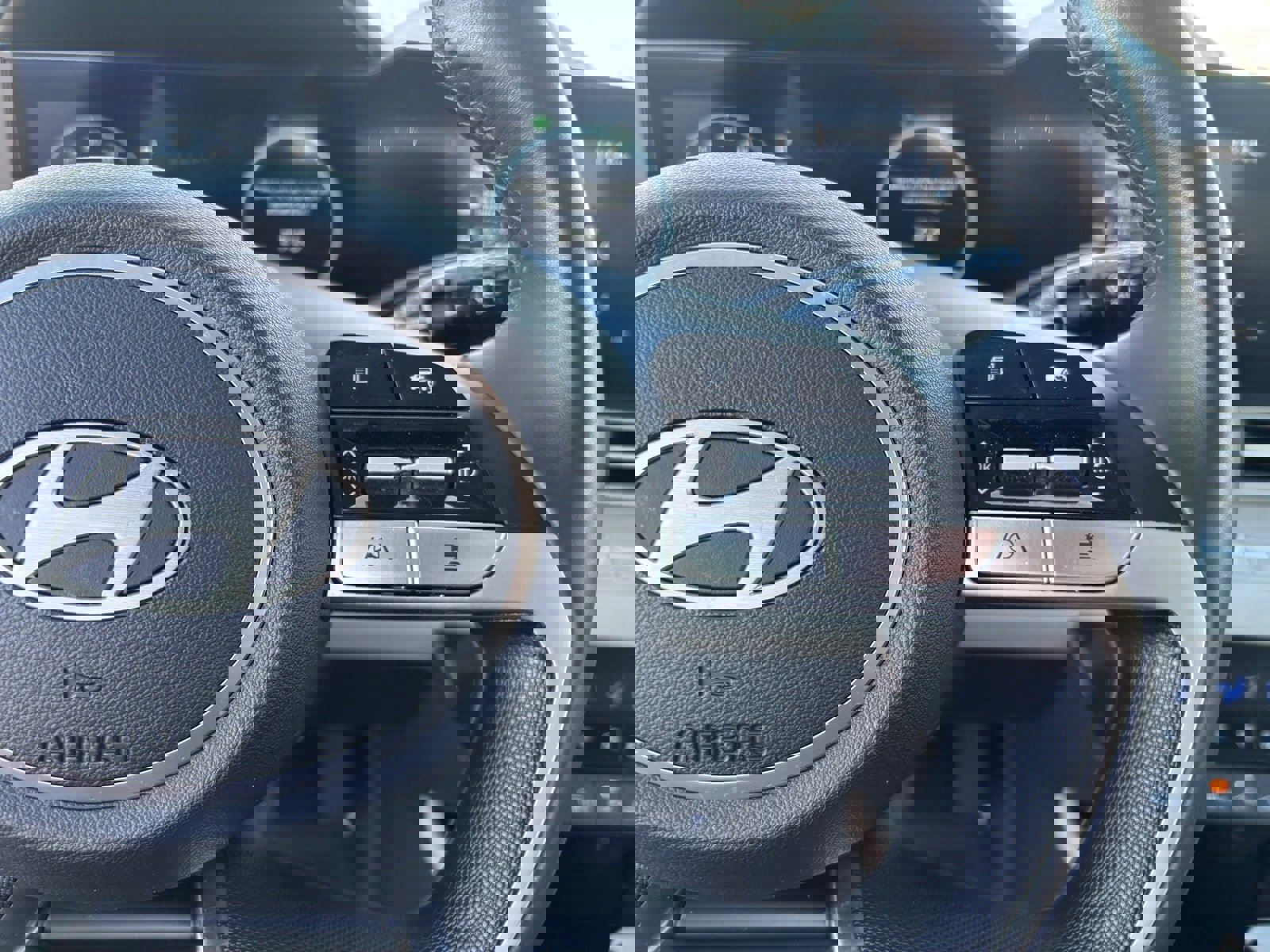 Used 2024 Hyundai Elantra Limited image 32