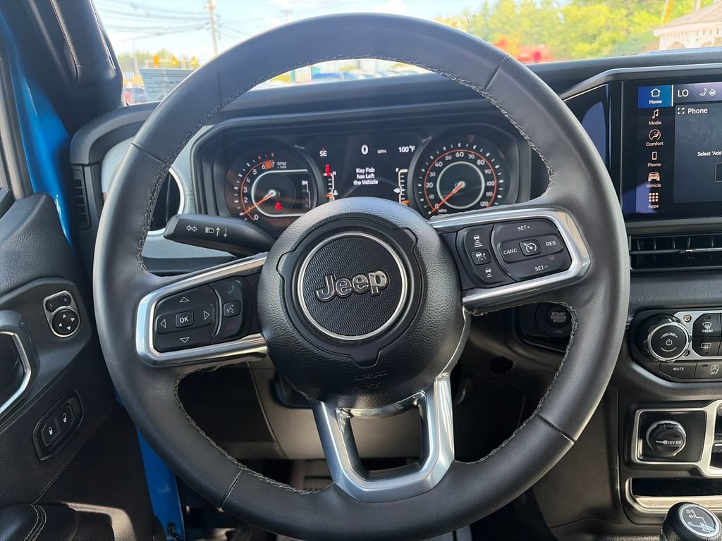 Used 2025 Jeep Wrangler Unlimited Sahara AWD/4WD image 15