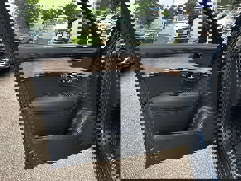 New 2025 Volvo XC90 T8 Plus image 18