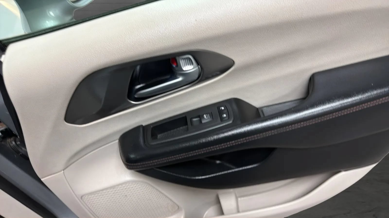 Used 2020 Chrysler Pacifica Touring-L FWD image 18