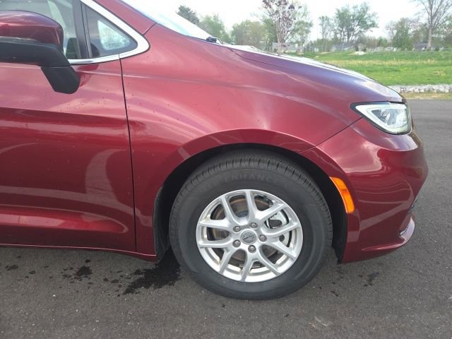 Used 2023 Chrysler Pacifica Touring-L image 4