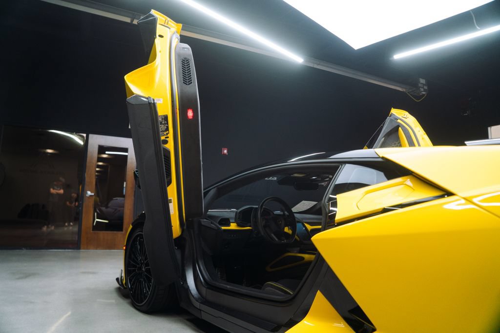 Used 2024 Lamborghini Revuelto AWD/4WD image 32