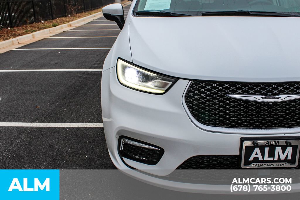 Used 2023 Chrysler Pacifica Touring-L image 12