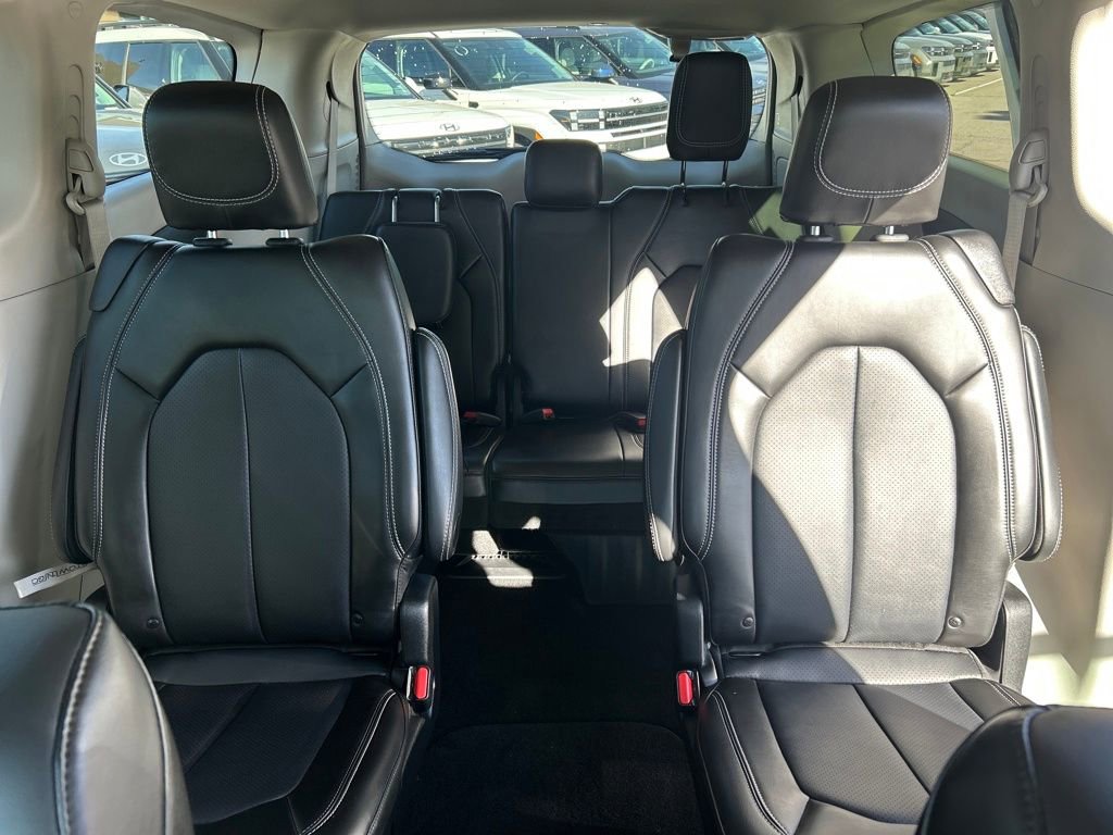 Used 2024 Chrysler Pacifica Touring-L image 25