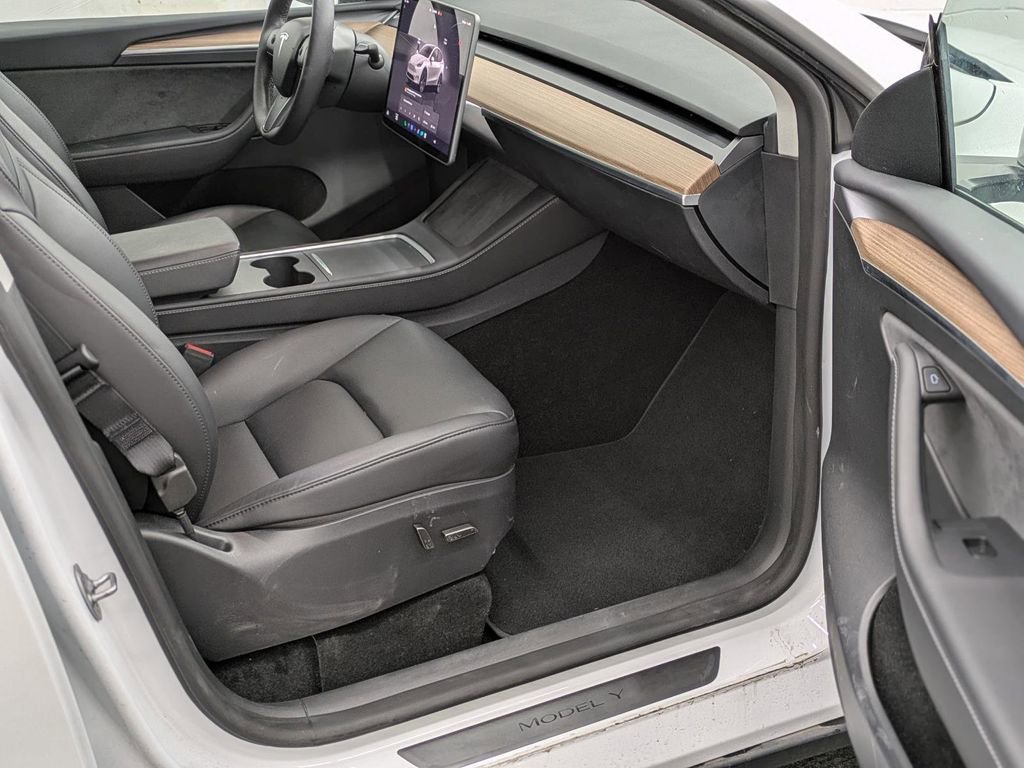 Used 2025 Tesla Model Y Long Range image 21