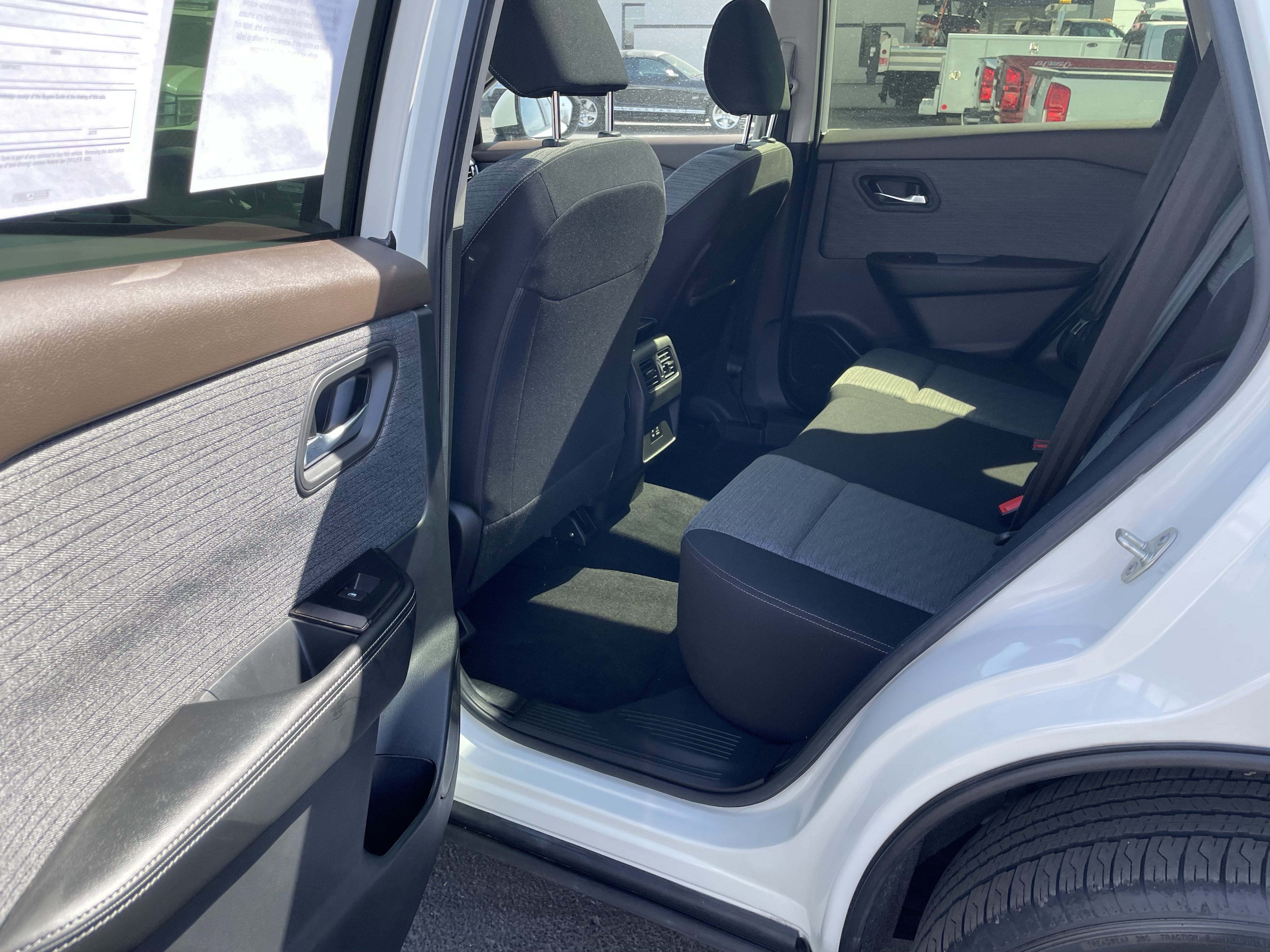 Used 2023 Nissan Rogue SV image 28