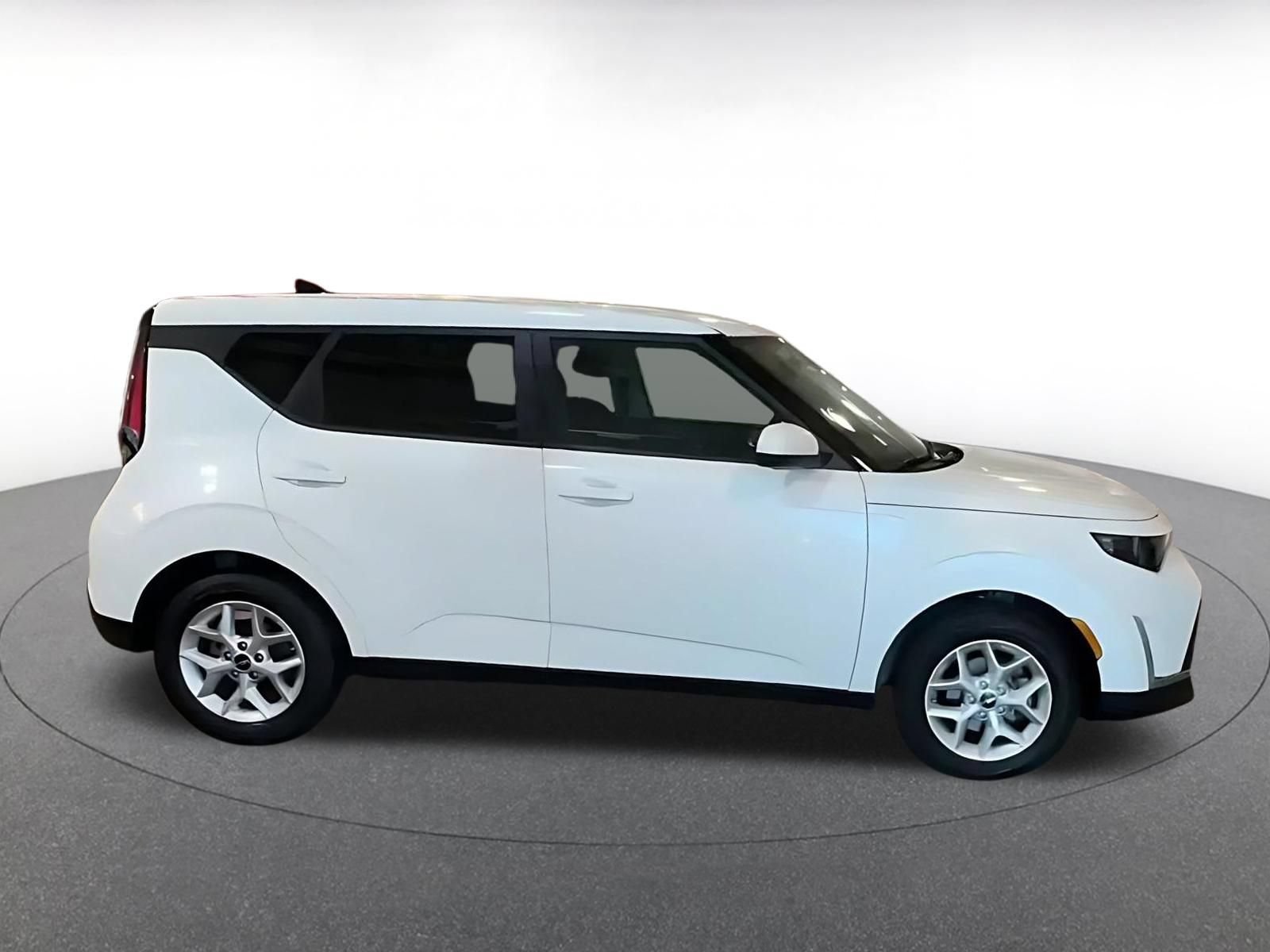 Used 2025 Kia Soul LX w/ LX Technology Package FWD image 14