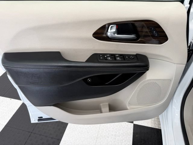 Used 2023 Chrysler Pacifica Limited FWD image 14