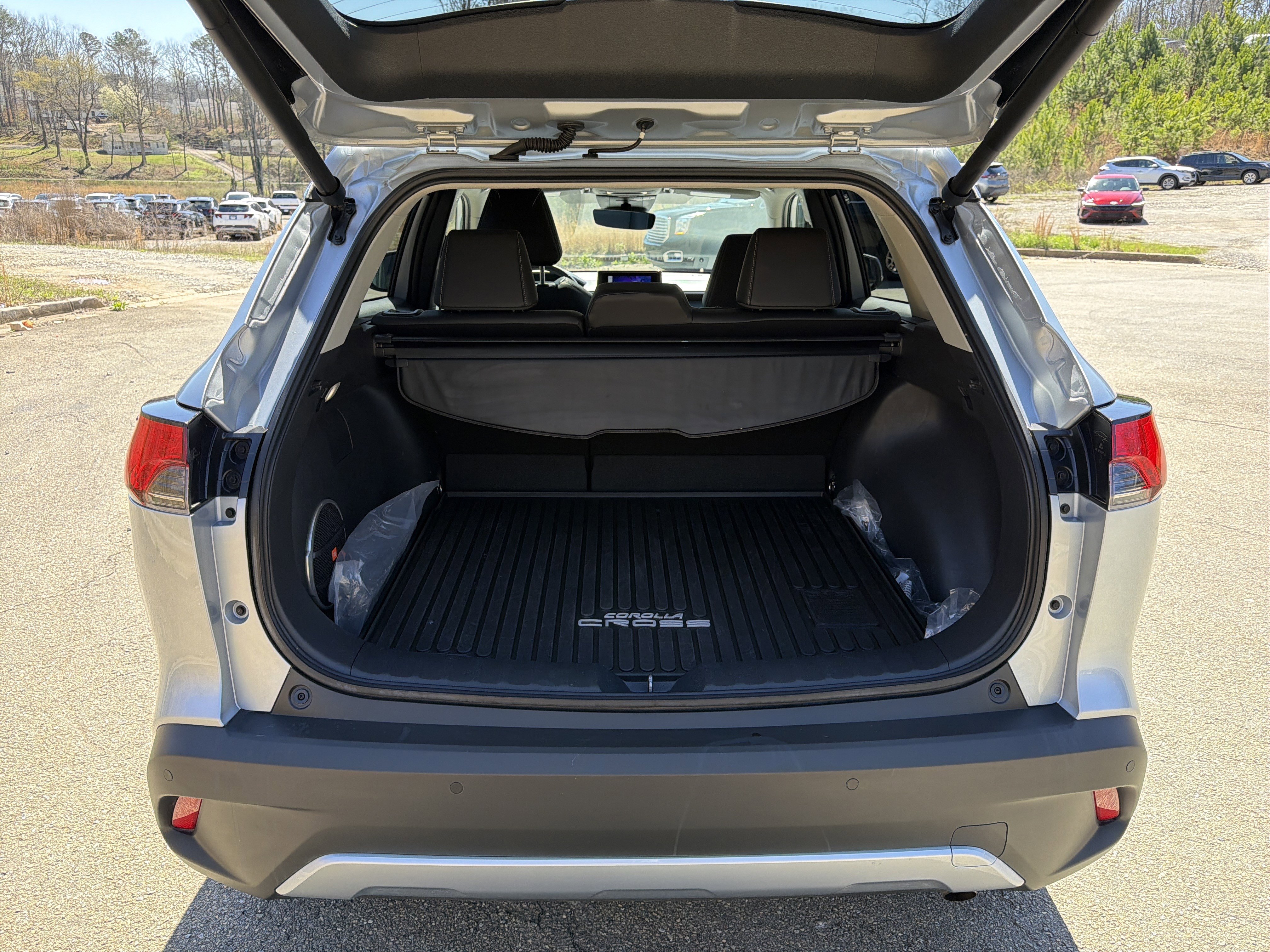 Used 2024 Toyota Corolla Cross XLE w/ Convenience Package image 18