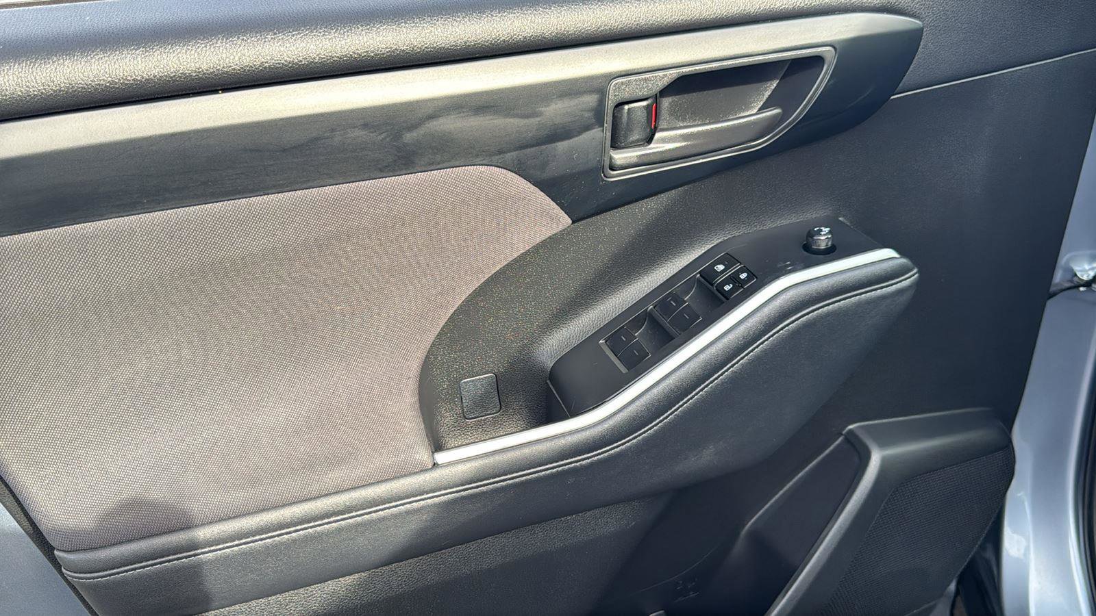 Certified 2023 Toyota Highlander LE image 11