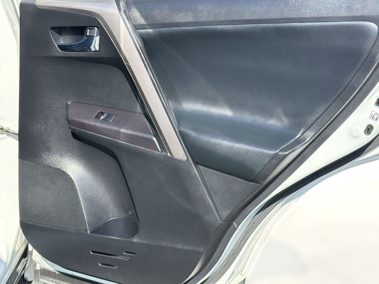 Used 2018 Toyota RAV4 XLE AWD/4WD image 24