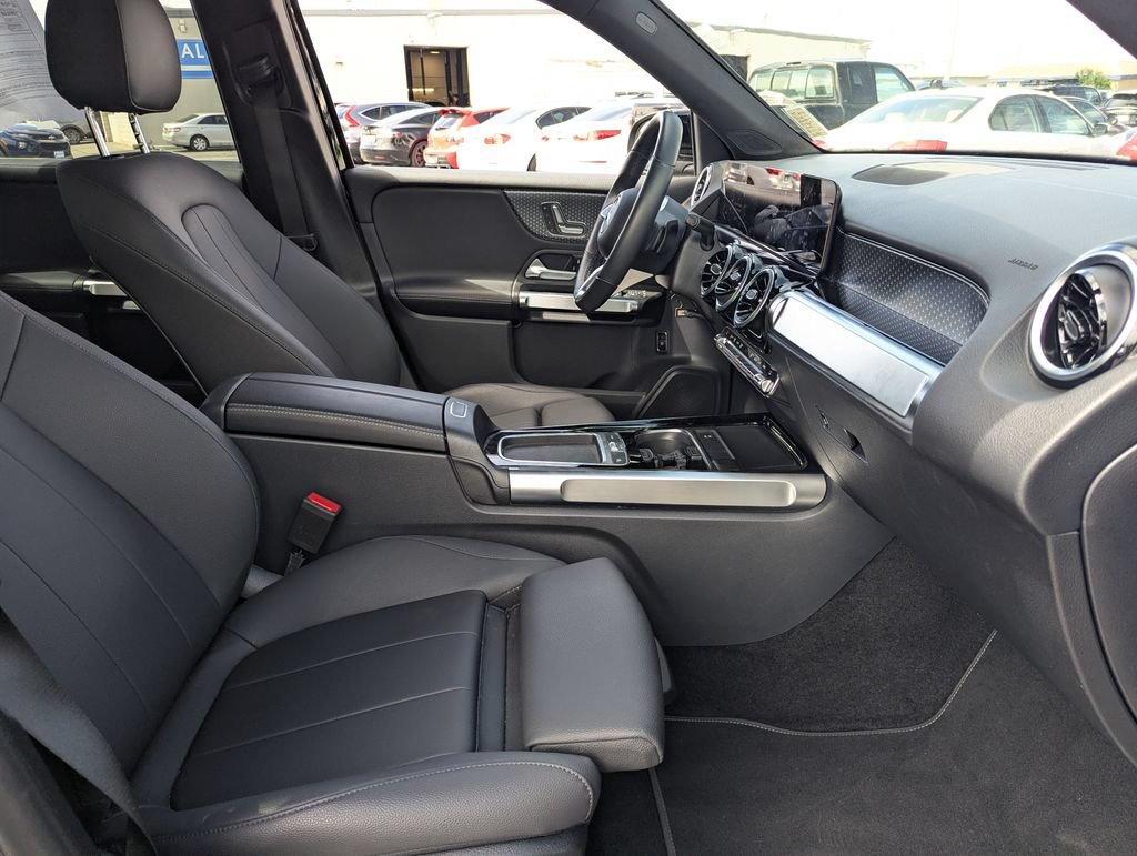 Used 2025 Mercedes-Benz GLB 250 image 30