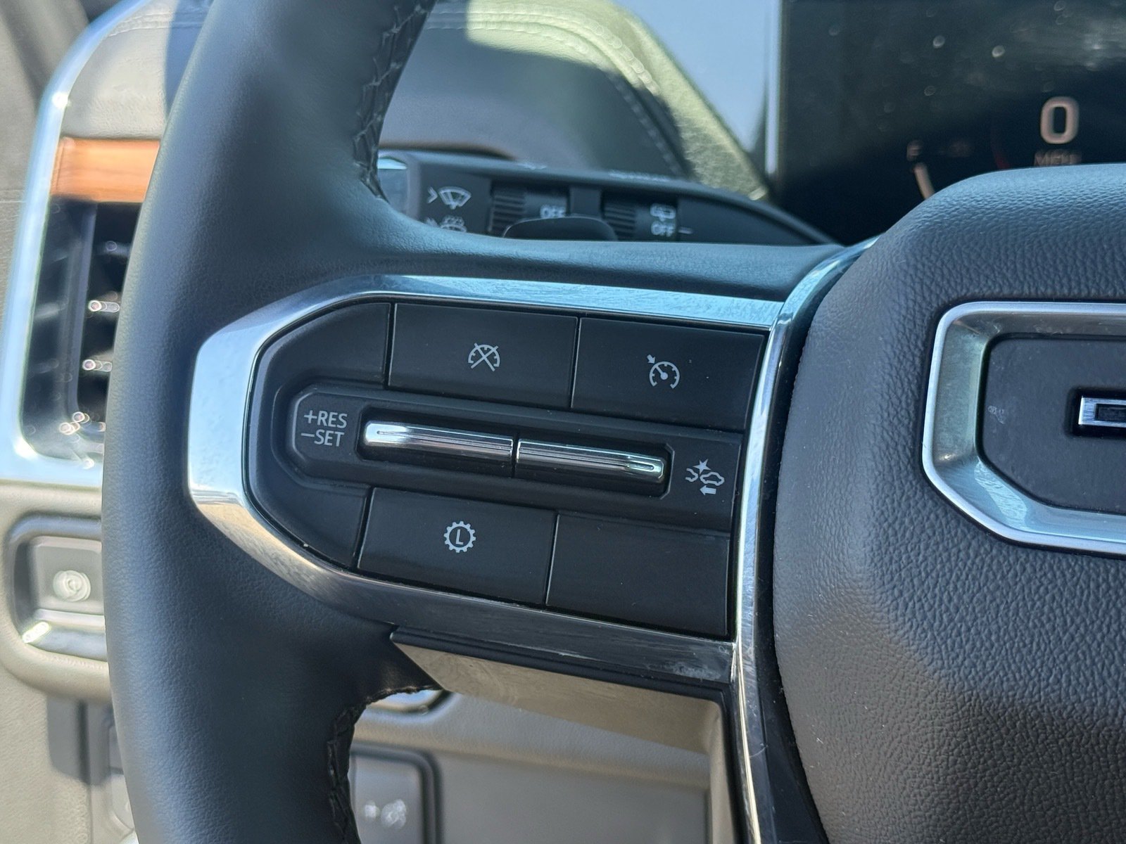 Used 2025 GMC Yukon XL Denali AWD/4WD image 14