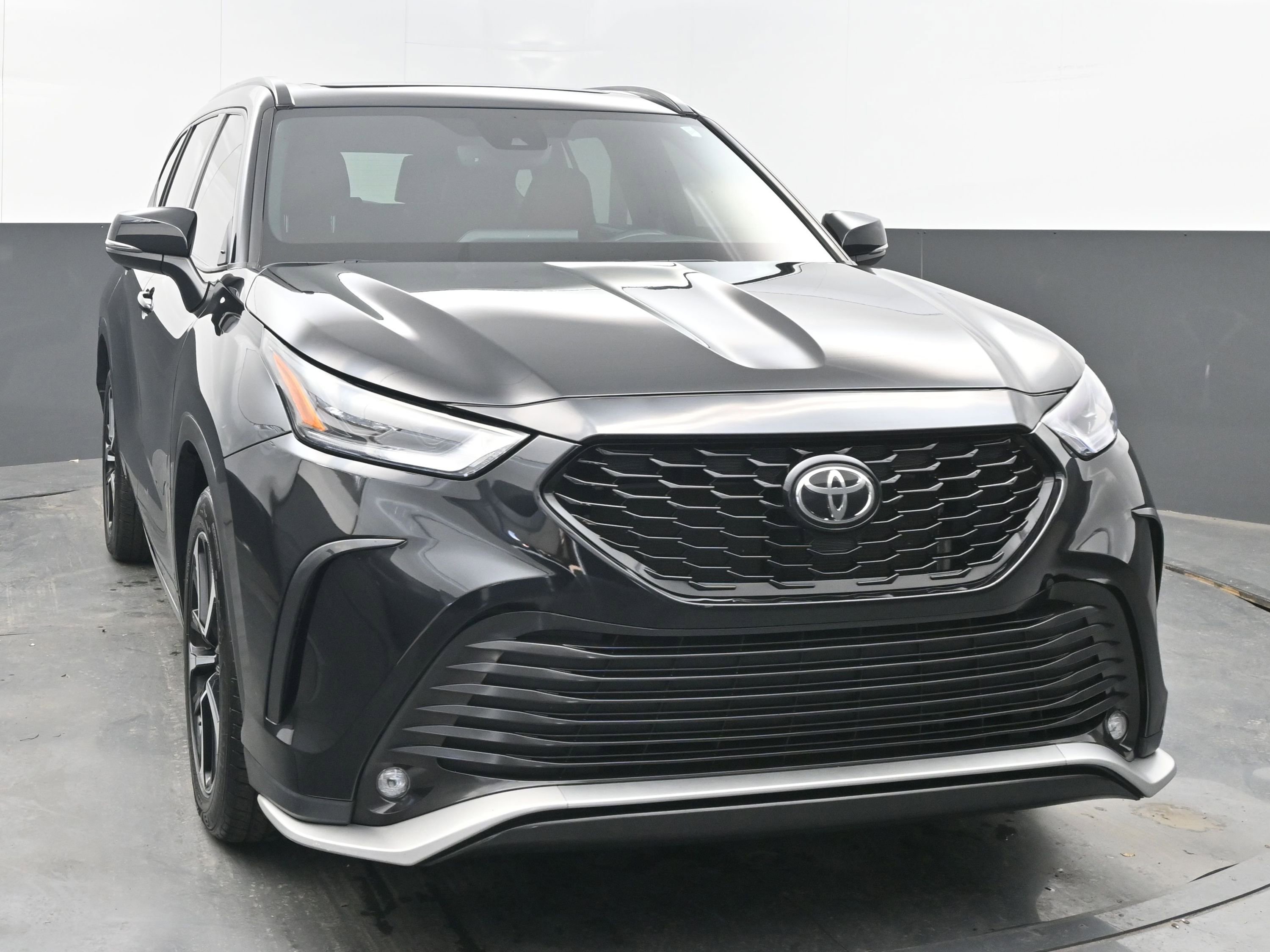 Used 2022 Toyota Highlander XSE image 2