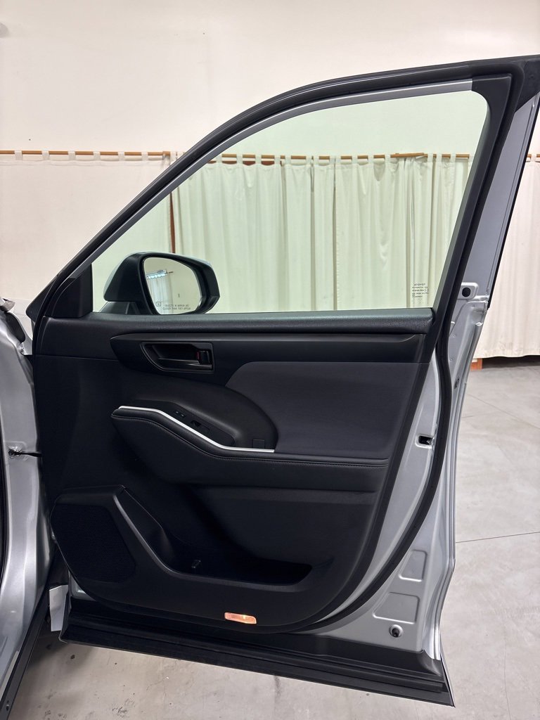 Used 2023 Toyota Highlander L image 37