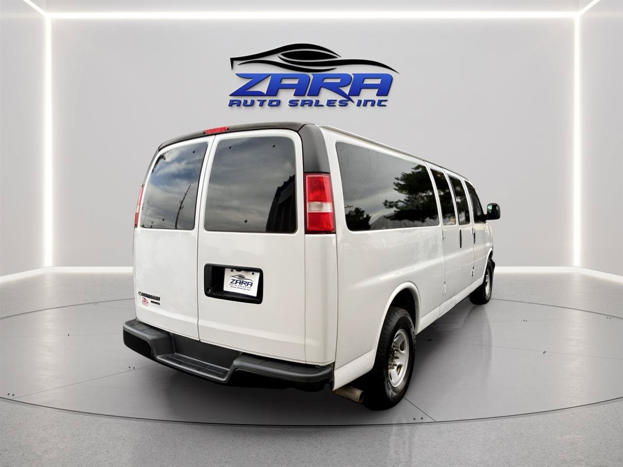 Used 2016 Chevrolet Express 3500 LT w/ LT Preferred Equipment Group RWD image 6