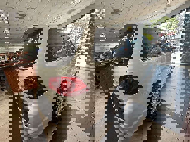 Used 2012 Volkswagen Routan SE FWD image 12