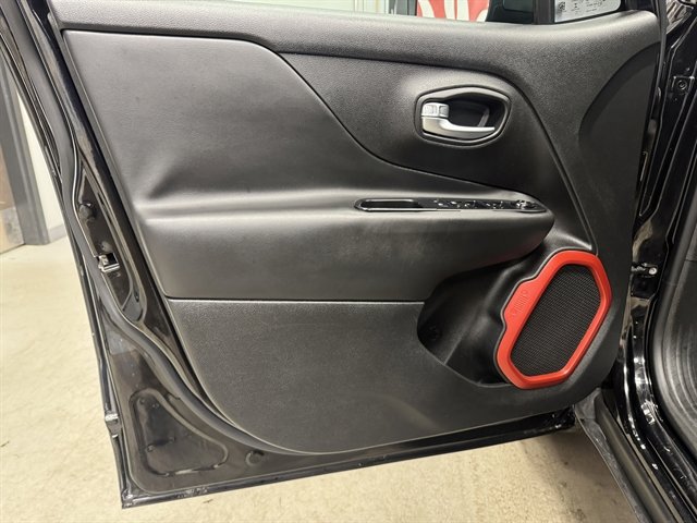 Used 2015 Jeep Renegade Trailhawk AWD/4WD image 15