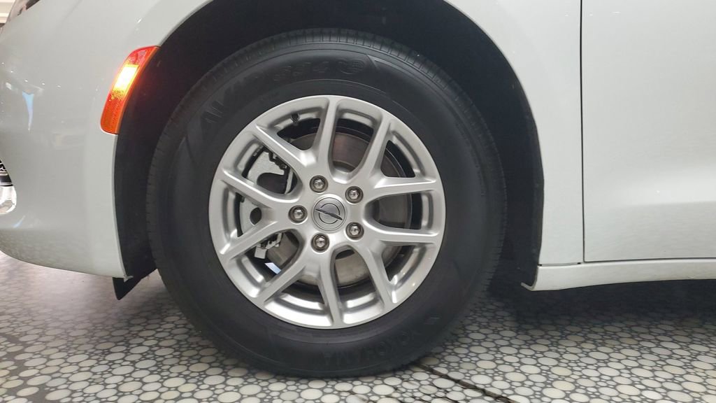 Used 2025 Chrysler Voyager LX image 7