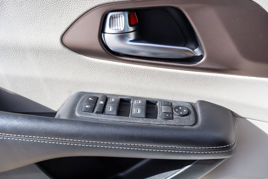 Used 2022 Chrysler Voyager LX FWD image 30