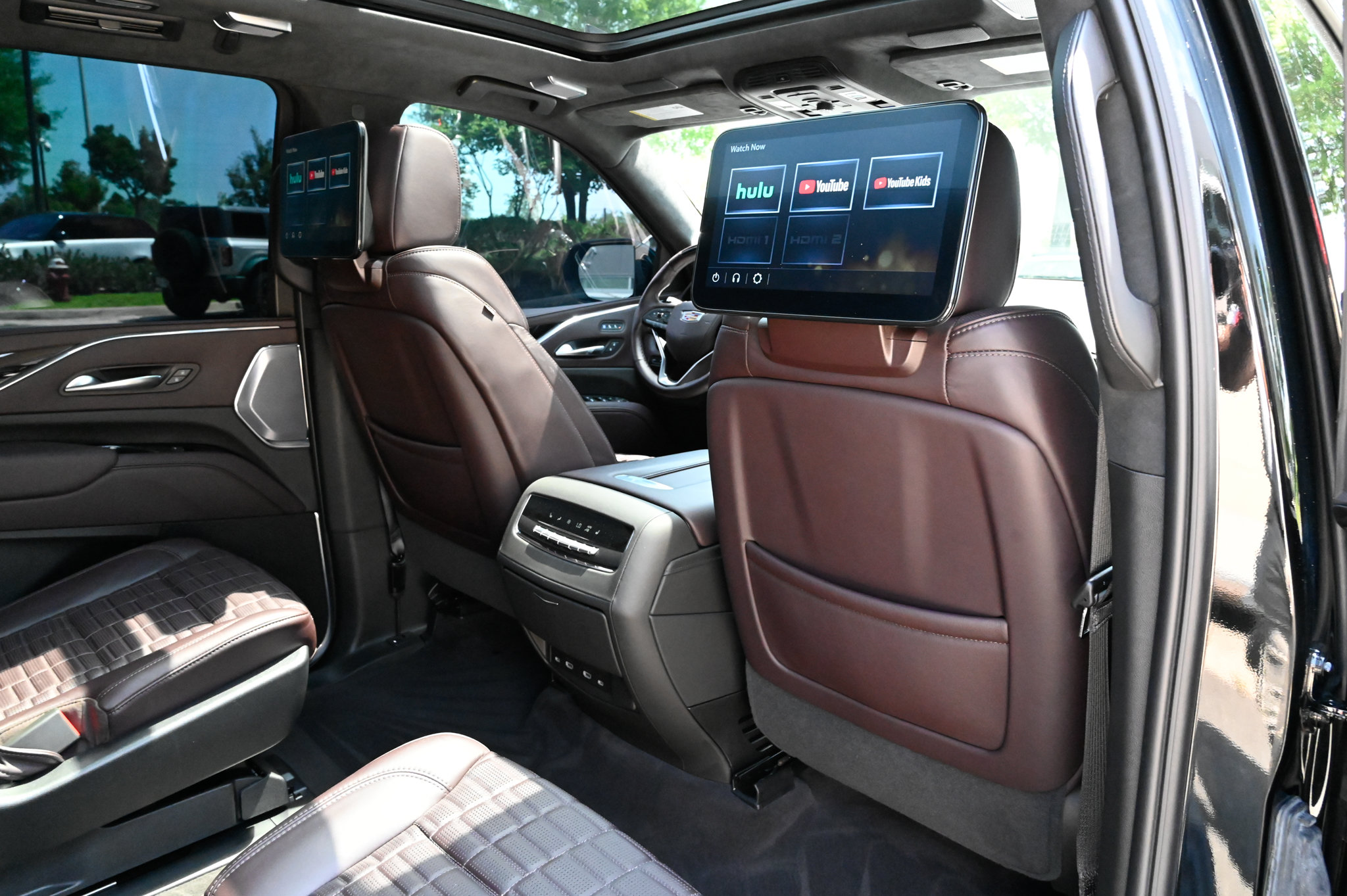 Used 2023 Cadillac Escalade ESV Sport Platinum w/ LPO, ONYX Package AWD/4WD image 44
