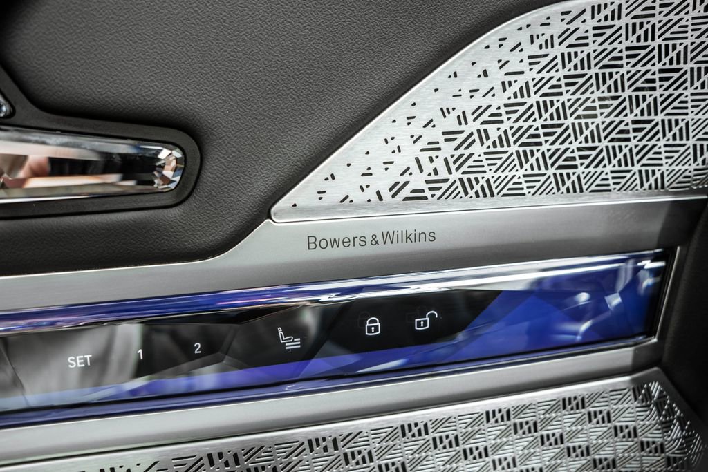 Used 2023 BMW 760i xDrive w/ Executive Package image 18