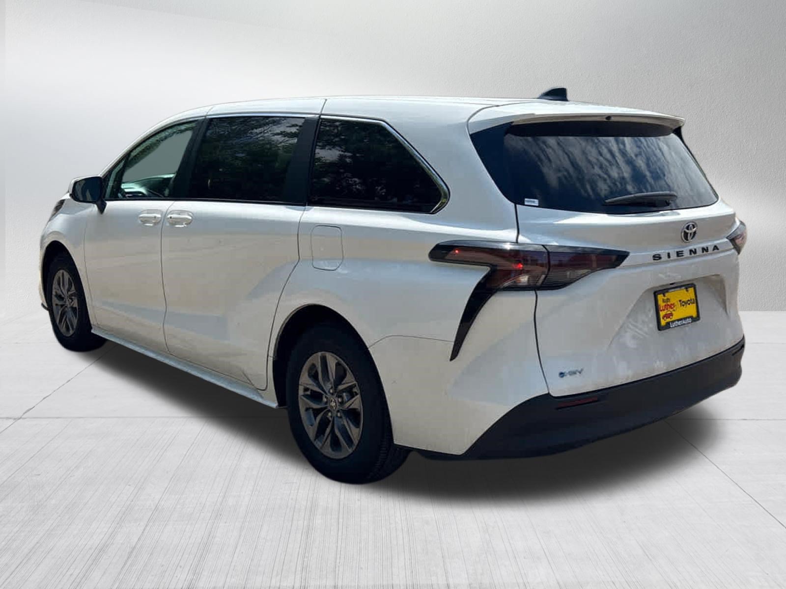 Used 2026 Toyota Sienna LE FWD image 4
