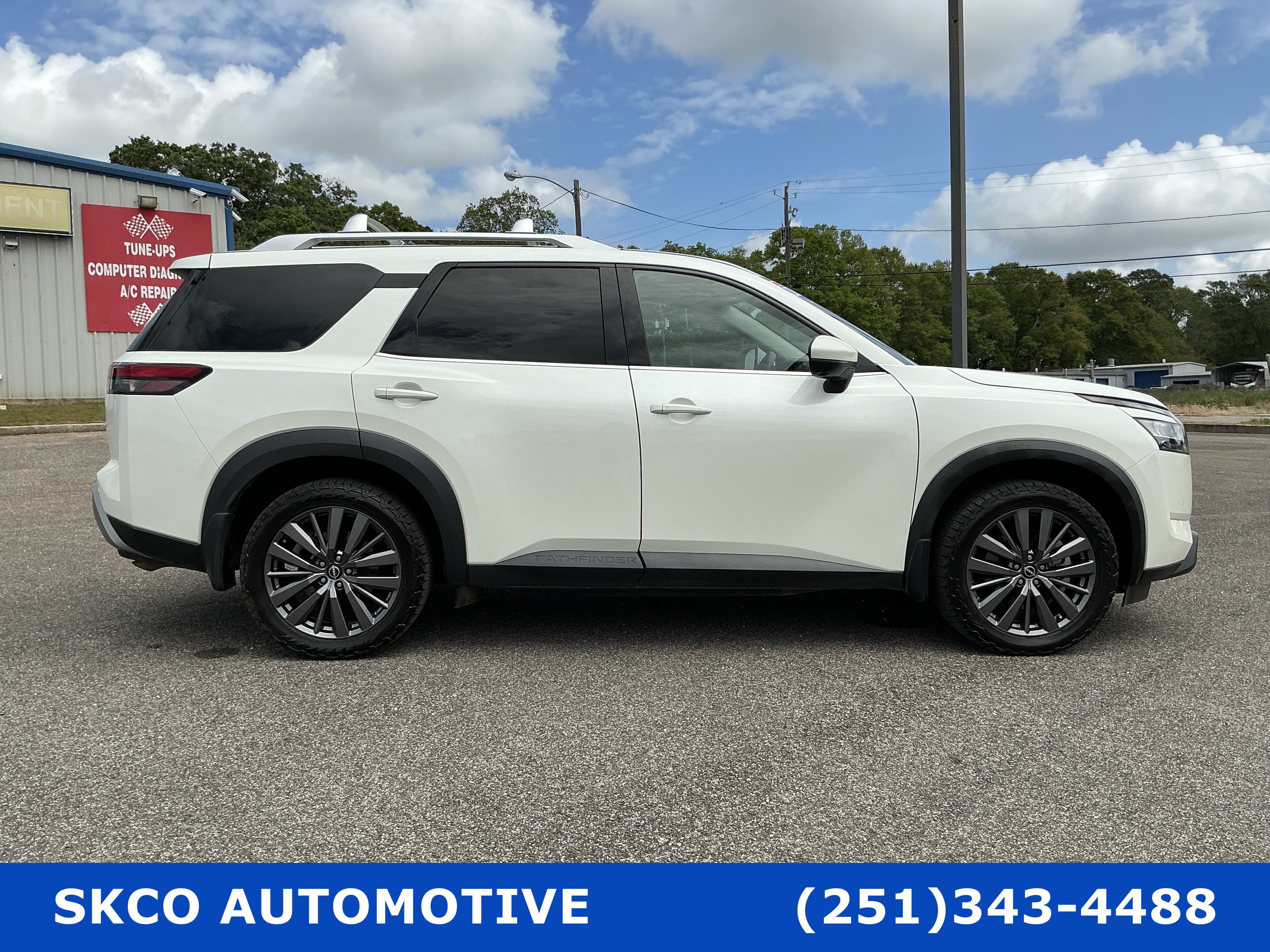 Used 2023 Nissan Pathfinder SL w/ SL Premium Package AWD/4WD image 6