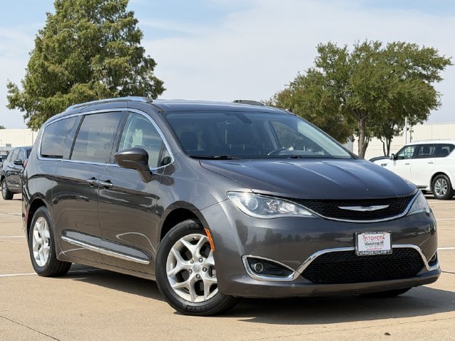Used 2018 Chrysler Pacifica Touring-L w/ Tire & Wheel Group FWD image 2