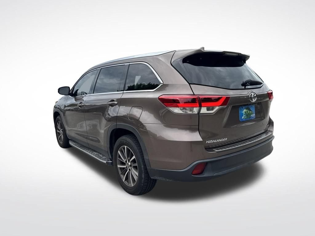Used 2019 Toyota Highlander XLE FWD image 6