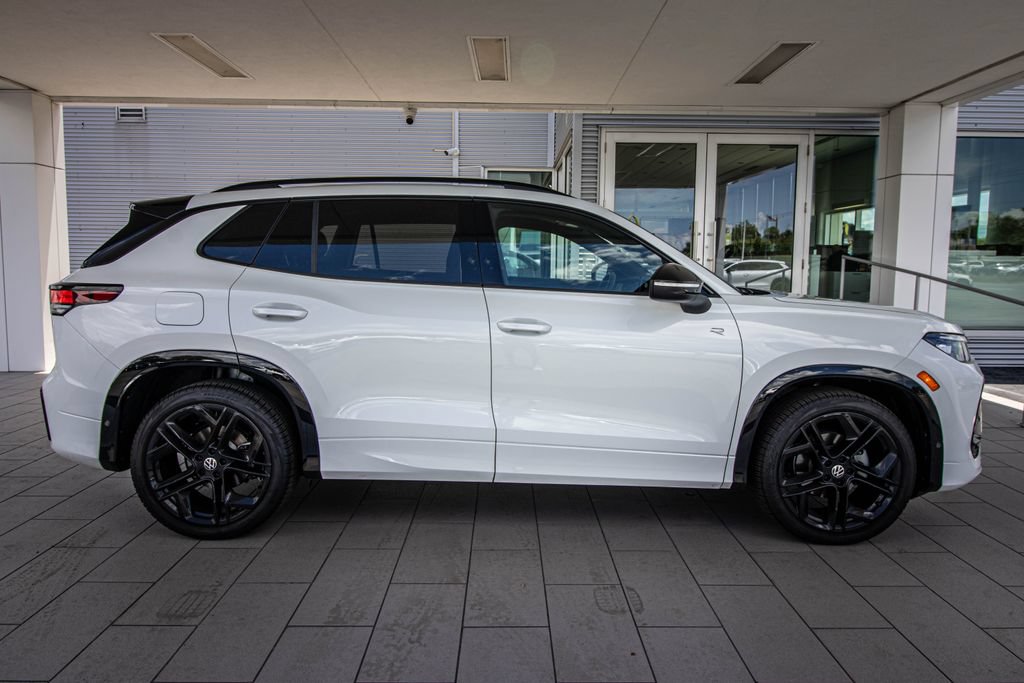 Certified 2026 Volkswagen Tiguan SE R-Line FWD image 3