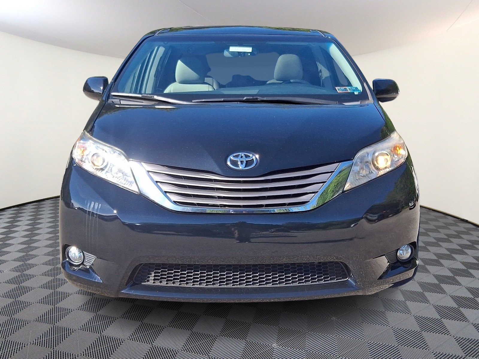 Used 2016 Toyota Sienna XLE w/ XLE Navigation Package FWD image 2