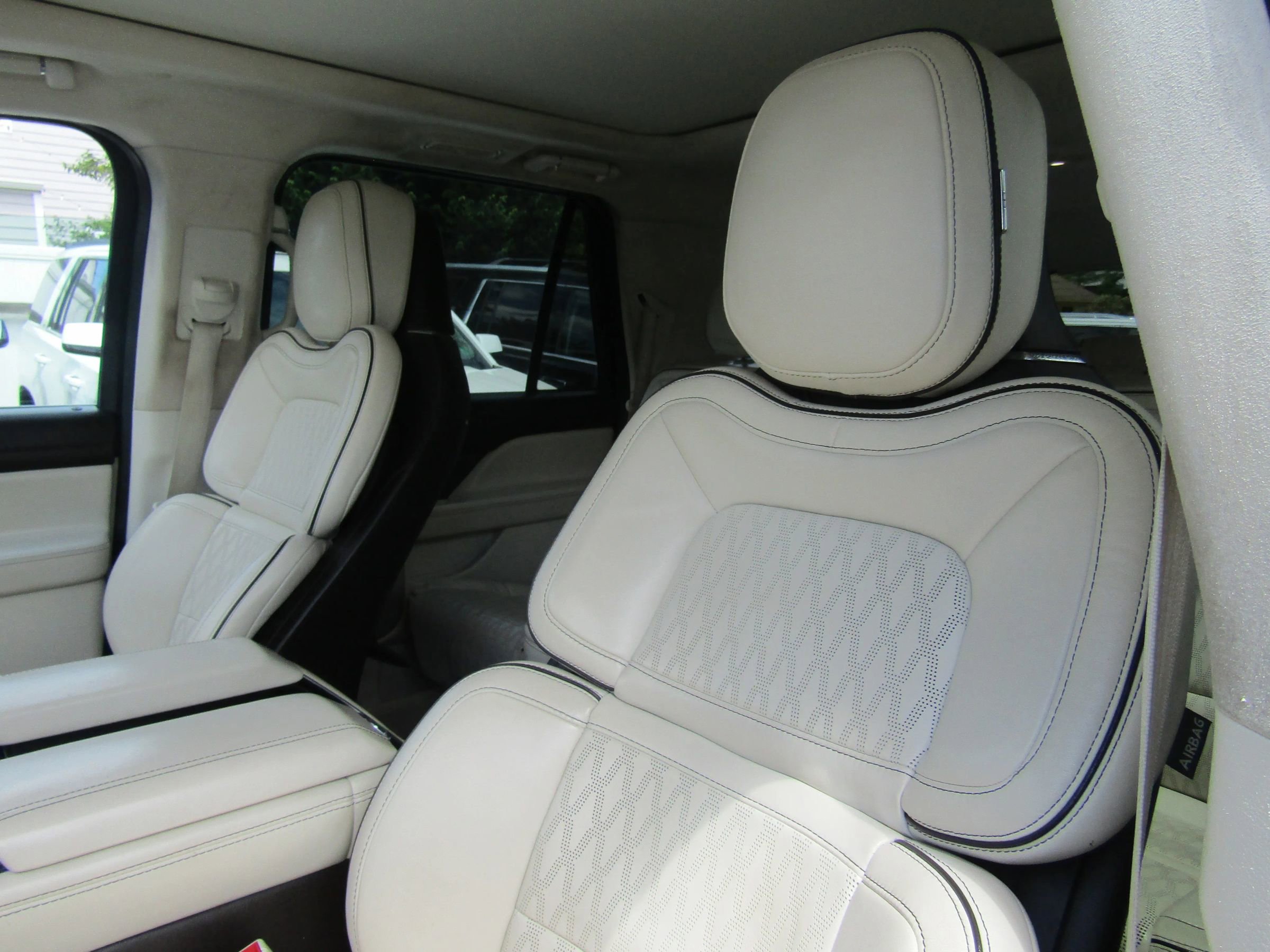 Used 2020 Lincoln Navigator L Black Label w/ Cargo Convenience Package AWD/4WD image 11