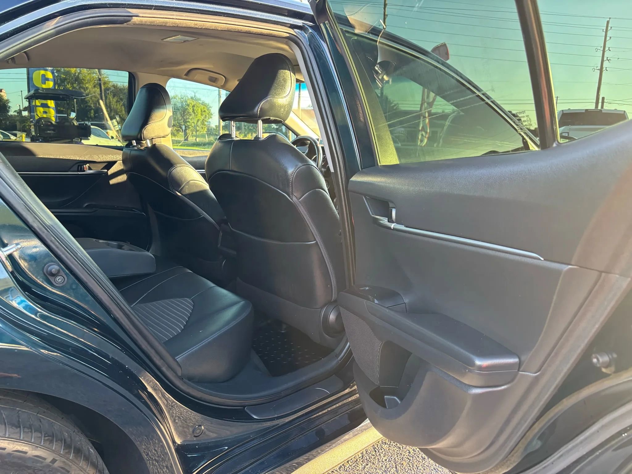 Used 2020 Toyota Camry SE FWD image 11