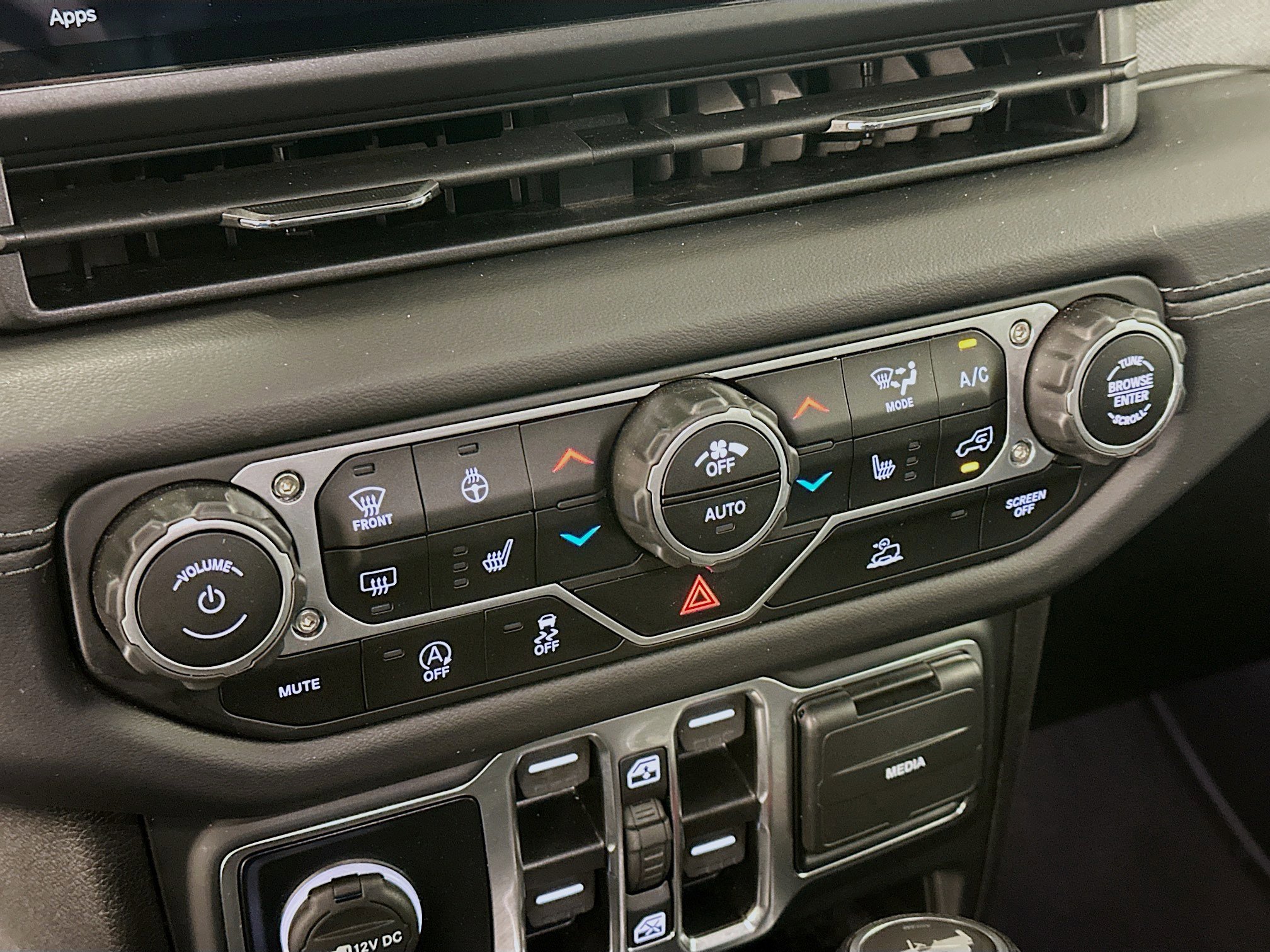 Used 2025 Jeep Wrangler Sahara image 23