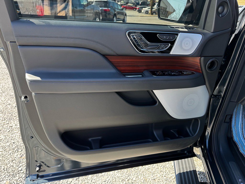 Used 2024 Lincoln Navigator L Reserve AWD/4WD image 18