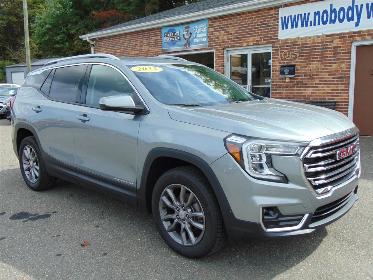 Used 2023 GMC Terrain SLT image 3