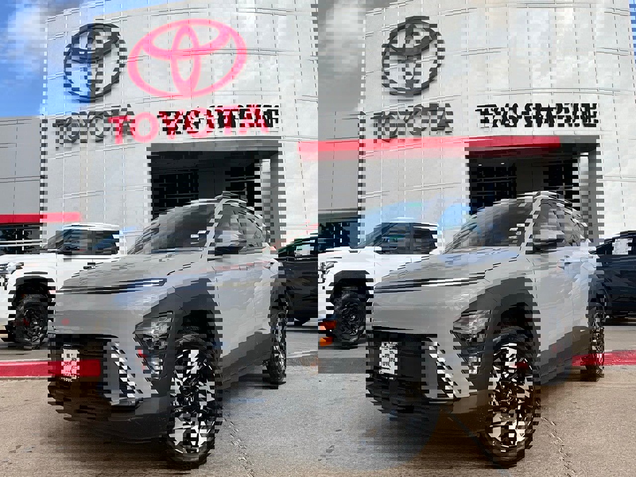 Used 2025 Hyundai Kona SEL image 2