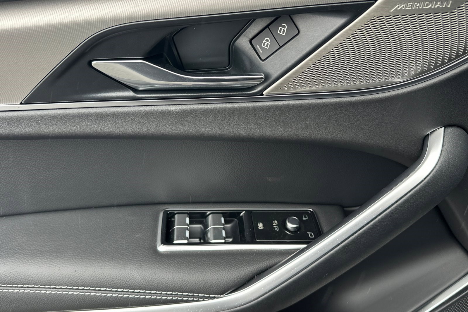 New 2025 Jaguar F-PACE R-Dynamic S image 15