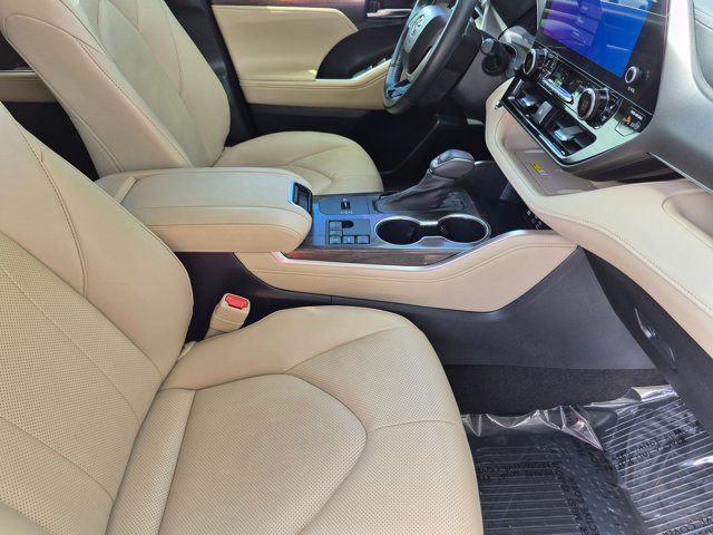 Used 2023 Toyota Highlander Limited FWD image 21