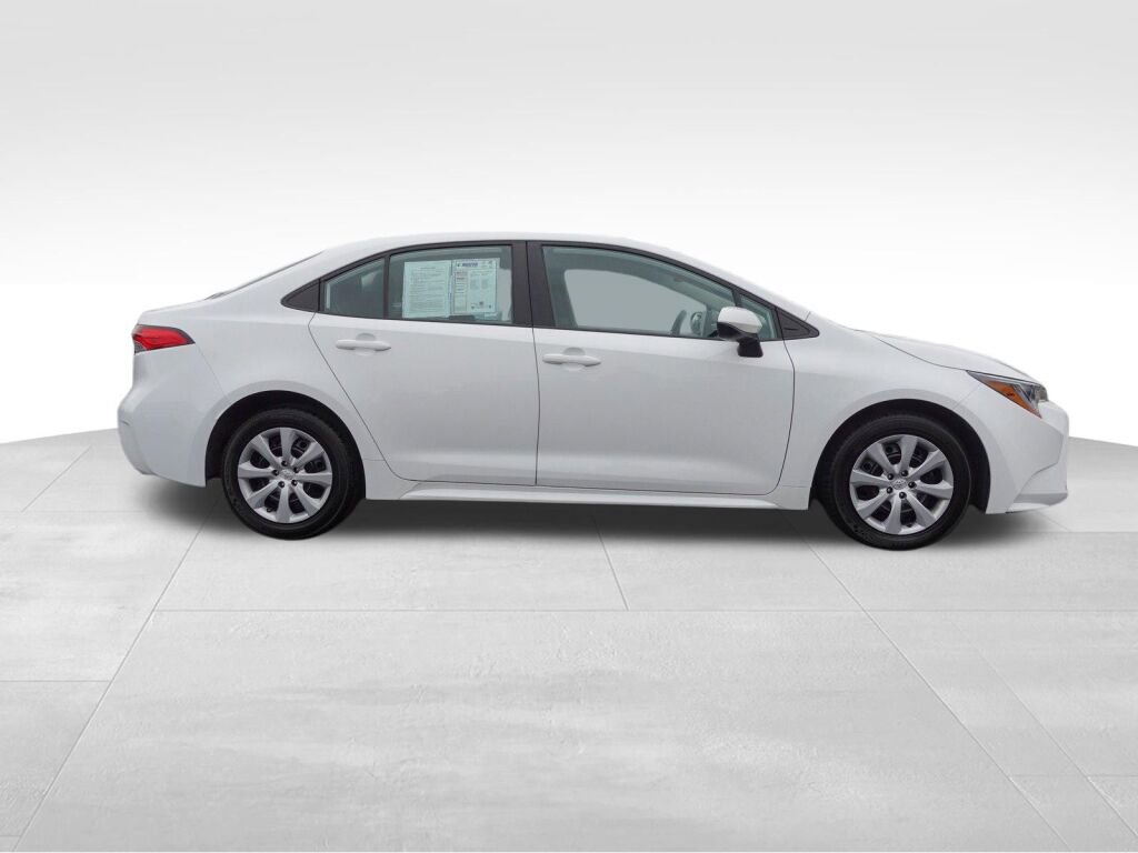 Used 2023 Toyota Corolla LE image 2