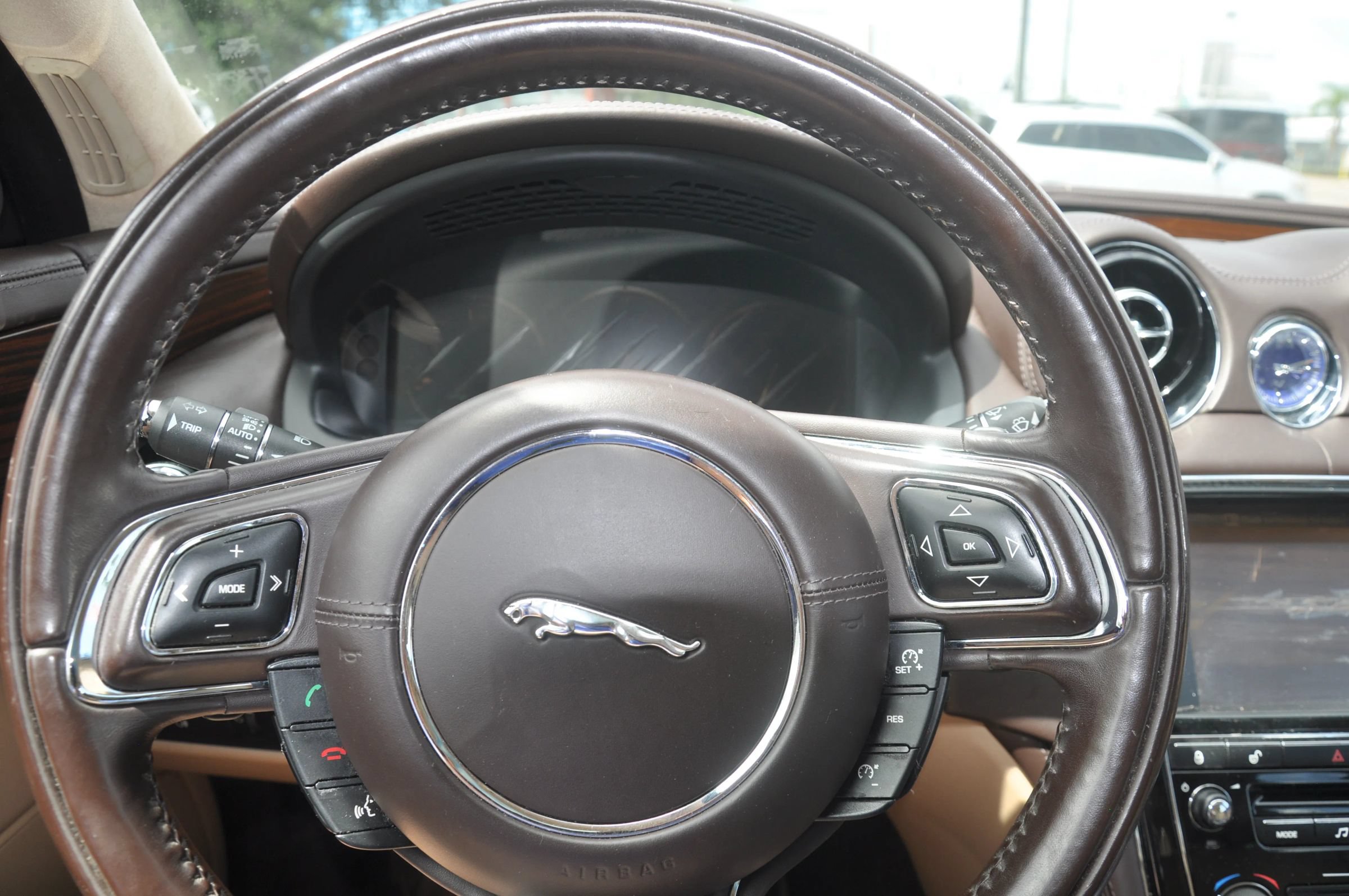 Used 2011 Jaguar XJ L RWD image 38