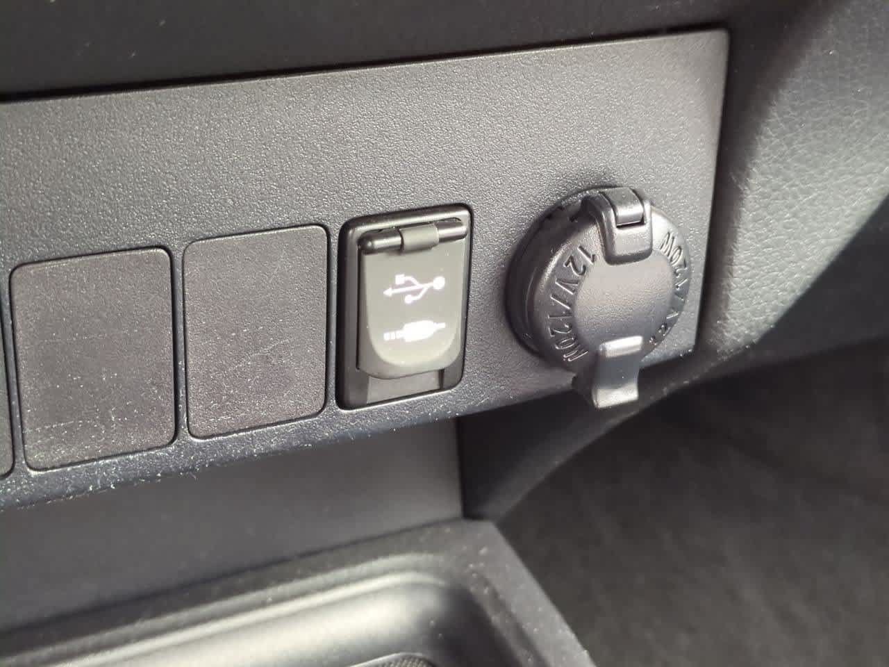 Used 2015 Toyota RAV4 LE AWD/4WD image 28