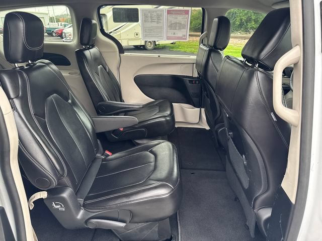 Used 2024 Chrysler Pacifica Touring-L FWD image 29
