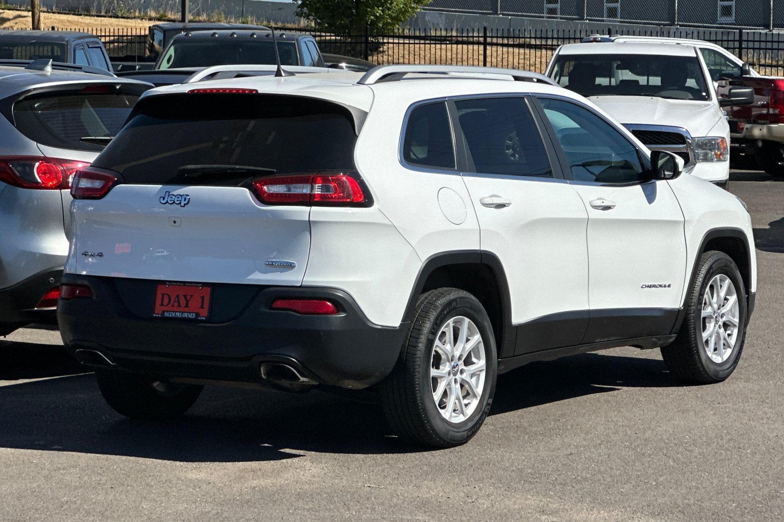 Used 2018 Jeep Cherokee Latitude Plus AWD/4WD image 5