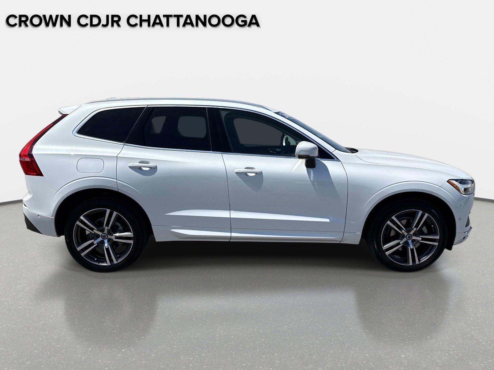 Used 2018 Volvo XC60 T5 Momentum w/ Convenience Package AWD/4WD image 3