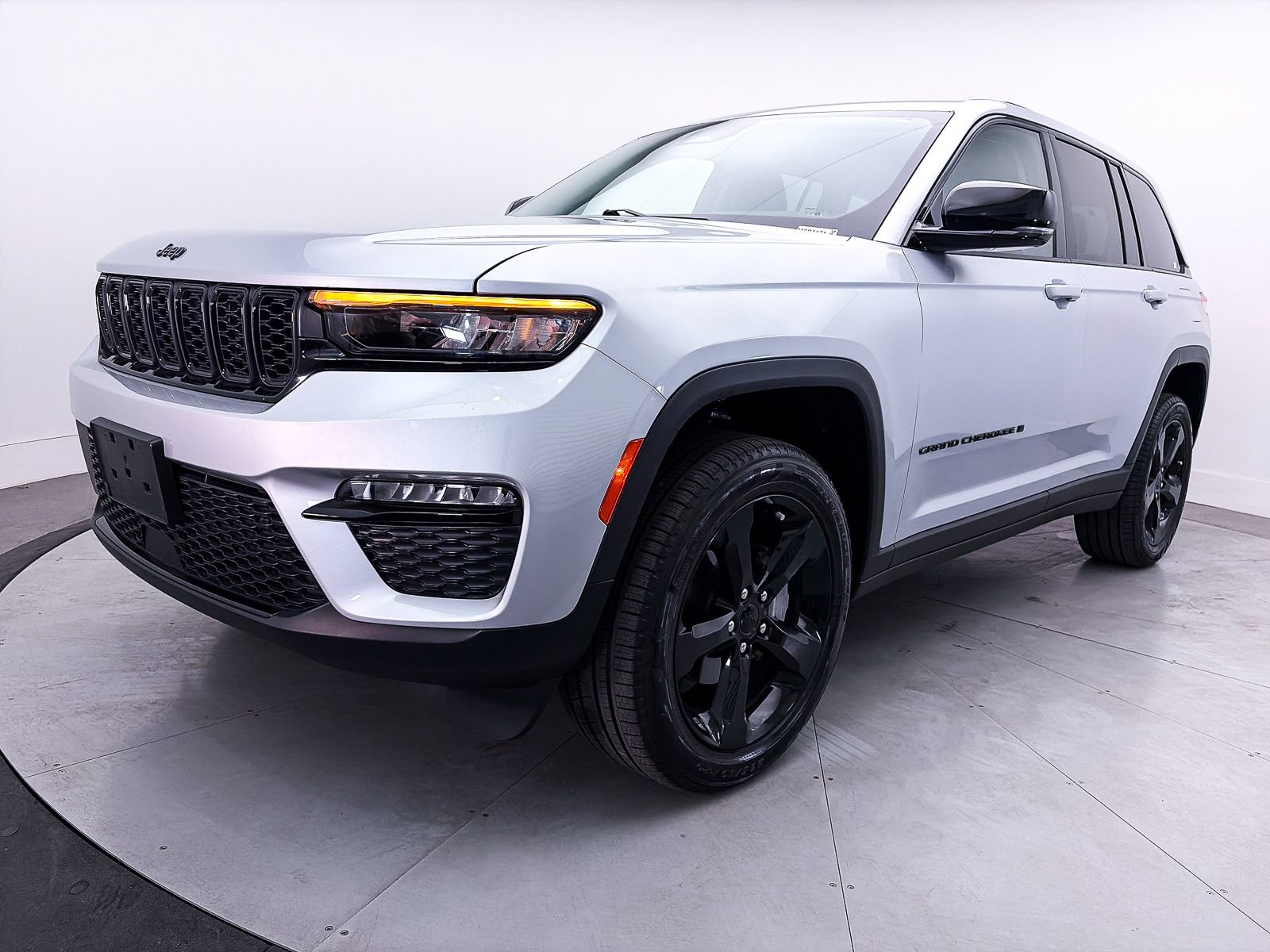 Used 2023 Jeep Grand Cherokee Limited w/ Black Appearance Package AWD/4WD image 11